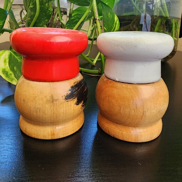 Vintage Salty Peppy Handpainted Carved Salt n Pepper Shakers Mini Short Small - Picture 4 of 11
